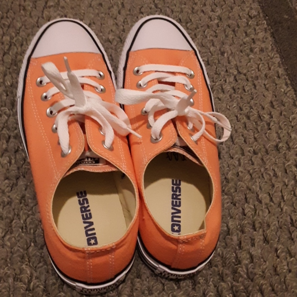 NWOT coral/orange women's low top converse